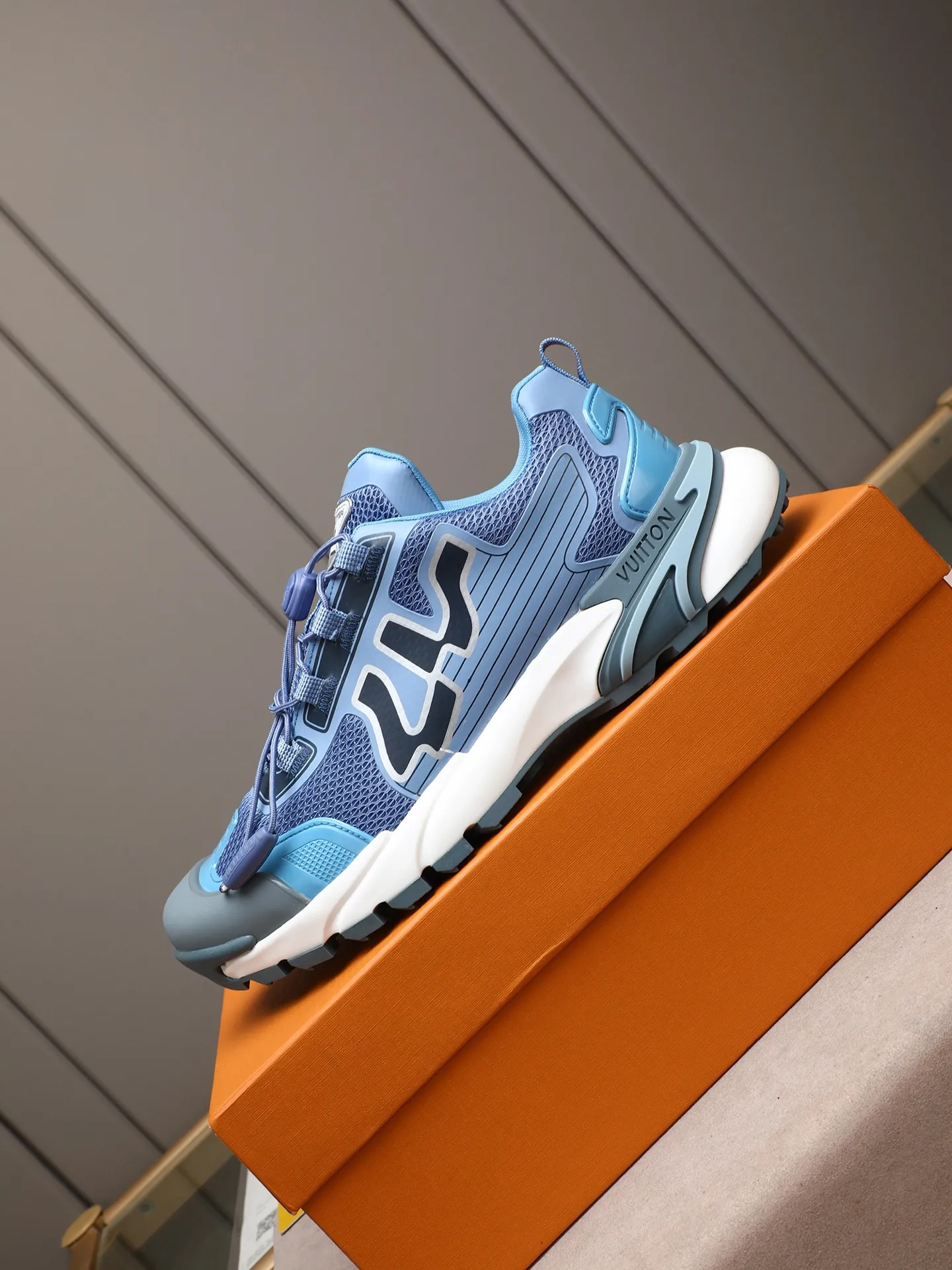 Men's Men's Shoes 💰640 LV Louis Vuitton L Jialu Brand Runner Tatic Series Thick-soled Casual Sports Shoes Running Shoes This LV Runner Tatic sports shoe combines technical materials such as mesh fabric and ribbons to interpret the inspiration of traditional mountaineering shoes. LV letters are written on one side, the lariat buckle of the quick lacing system is embellished with Monogram flowers and Louis Vuitton logos, and the light and wear-resistant rubber outsole completes the whole package. The delivery counter is beautifully packaged🛍📦 ▪️Fabrics: Original imported custom technical fabric + mesh ▪️Inner lining: Original custom-made breathable mesh ▪️Sole: Original open-molded anti-slip rubber combination material ▪️Sole thickness: 4CM ▪️Size: Men's size 38-44, (45 must be customized)
